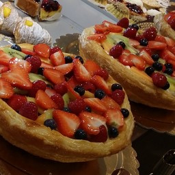 Puff pastry basket and fresh fruit